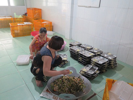 Nghị định 115 có hiệu lực từ 20/10 sẽ xử phạt cả những trường hợp bốc thức ăn trực tiếp bằng tay mà trần. ảnh: NM. Nghị định 115 có hiệu lực từ 20/10 sẽ xử phạt cả những trường hợp bốc thức ăn trực tiếp bằng tay mà trần. ảnh: NM.