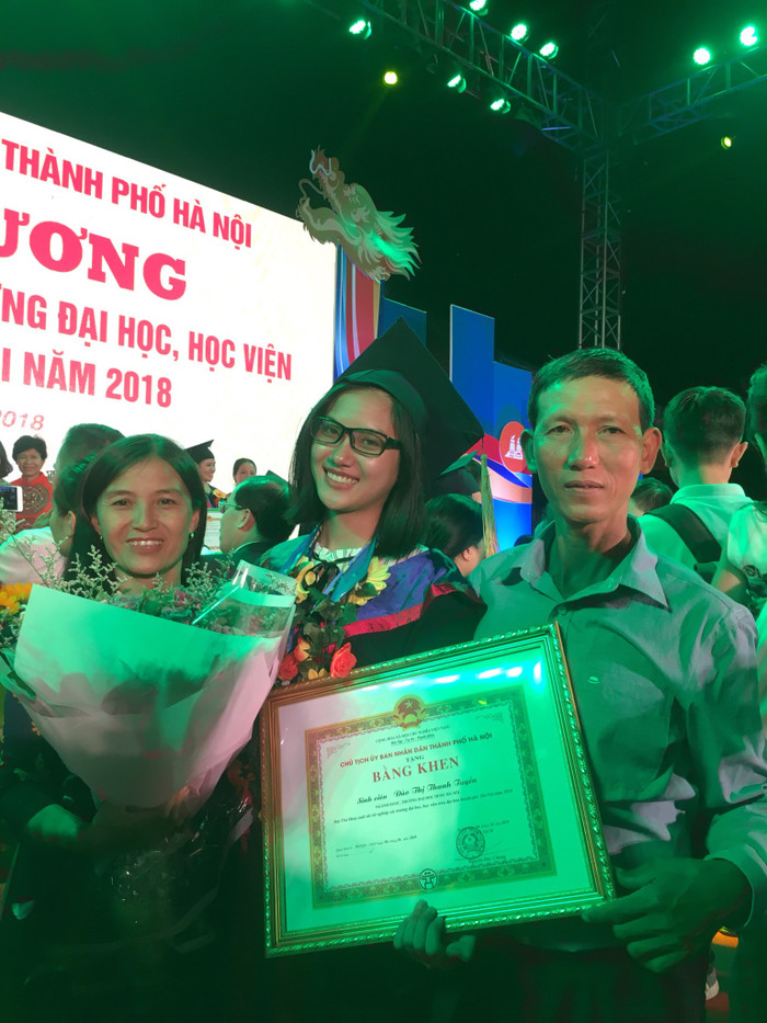 Thanh Tuyền chụp ảnh kỷ niệm cùng người thân tại lễ vinh danh. Ảnh: NVCC Thanh Tuyền chụp ảnh kỷ niệm cùng người thân tại lễ vinh danh. Ảnh: NVCC