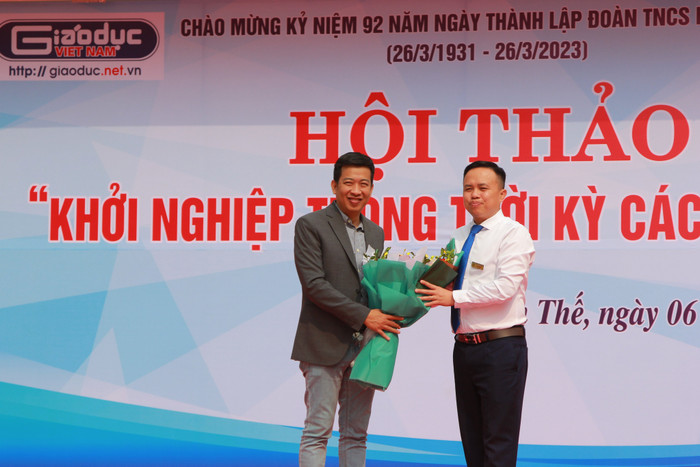 Thầy Vũ Đình Nghiệp - Hiệu trưởng Trường trung học phổ thông Mỏ Trạng tặng hoa cảm ơn diễn giả và gửi lời cảm ơn Tạp chí điện tử Giáo dục Việt Nam đã đưa buổi hội thảo ý nghĩa này đến học sinh của trường. (Ảnh: Mạnh Đoàn) Thầy Vũ Đình Nghiệp - Hiệu trưởng Trường trung học phổ thông Mỏ Trạng tặng hoa cảm ơn diễn giả và gửi lời cảm ơn Tạp chí điện tử Giáo dục Việt Nam đã đưa buổi hội thảo ý nghĩa này đến học sinh của trường. (Ảnh: Mạnh Đoàn)