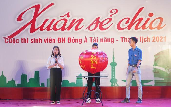 Đấu giá lồng đèn để gây quỹ tặng vé xe tết cho sinh viên nghèo miền trung. Ảnh: AN