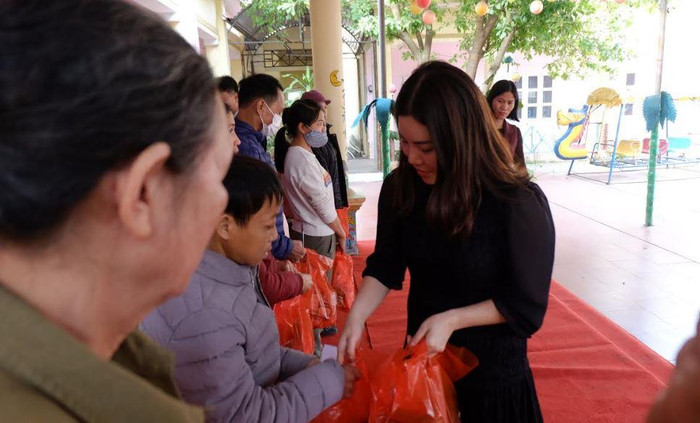 Bà Vũ Hồng Nhung - Trưởng phòng Truyền thông, Tạp chí điện tử Giáo dục Việt Nam tặng quà những hộ dân nghèo, khó khăn ở Thị xã Phú Thọ.
