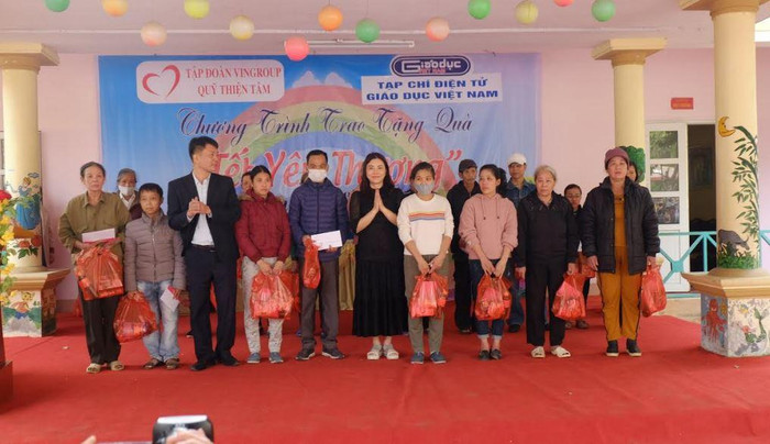 Những món quà từ các nhà hảo tâm đã làm ấm lòng những phận đời kém may mắn dịp Tết đến, Xuân về.