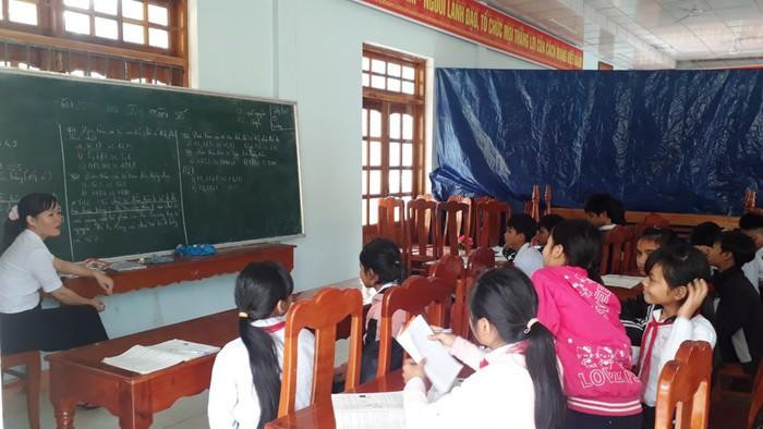 Nhiều giáo viên dạy hợp đồng không đủ điều kiện dự tuyển viên chức giáo dục giáo dục vì quy định của Luật giáo dục 2019. (Trong ảnh: giáo viên dạy học ở cơ sở tạm do mưa bão). Ảnh: AP