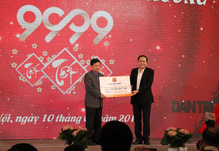 Chủ tịch Ủy ban Trung ương Mặt trận Tổ quốc Việt Nam Trần Thanh Mẫn trao giải đặc biệt cho đại diện Thành phố Hà Nội. Ảnh: Đỗ Thơm