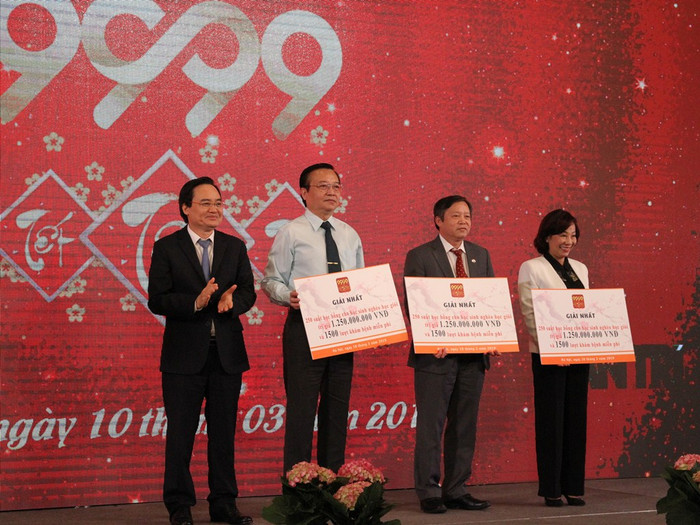 Bộ trưởng Bộ Giáo dục và Đào tạo Phùng Xuân Nhạ trao giải nhất cho đại diện các thành phố có nhều người sử dụng ứng dụng. Ảnh: Đỗ Thơm