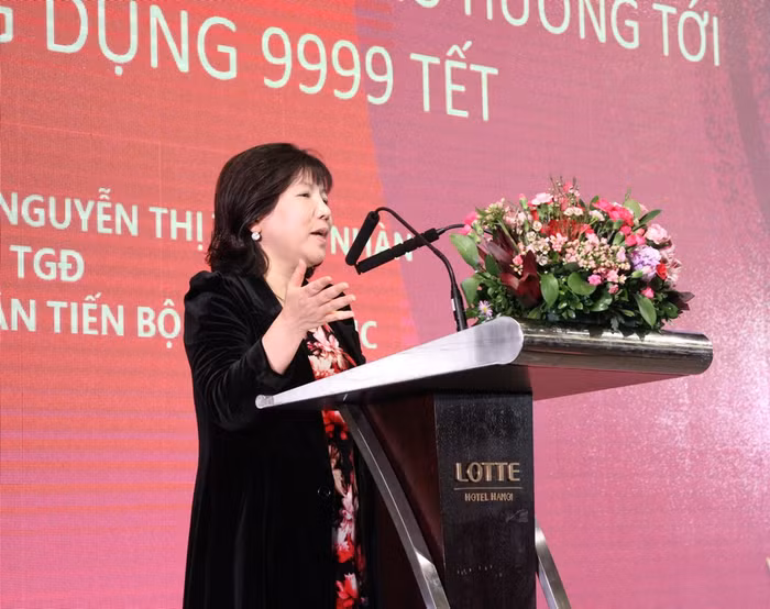Viện sỹ, Tiến sỹ Nguyễn Thị Thanh Nhàn giới thiệu về rất nhiều ứng dụng thông minh từ các sản phẩm của AIC. Ảnh: Đỗ Thơm