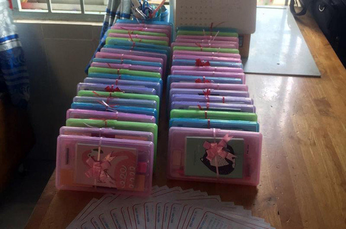 Những phần quà nhỏ dành cho các em học sinh ngày tổng kết. (Ảnh nhân vật cung cấp)