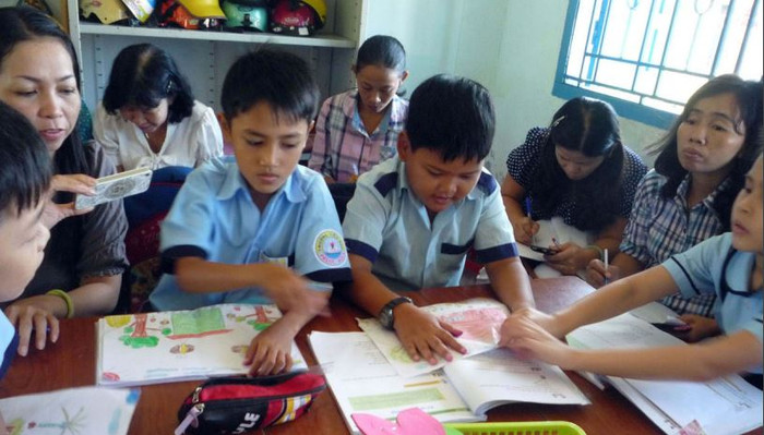 Hình minh họa một tiết dự giờ VNEN chụp từ báo cáo: “Nâng cao chất lượng trường học Việt Nam thông qua học tập tích cực và hợp tác – Nghiên cứu đánh giá tác động” của S. D. Parandekar, F. Yamauchi, A. B. Ragatz, E. K. Sedmik, A. Sawamoto (bản dịch đầy đủ 185 trang của Quỹ Hỗ trợ đổi mới giáo dục phổ thông). Hình minh họa một tiết dự giờ VNEN chụp từ báo cáo: “Nâng cao chất lượng trường học Việt Nam thông qua học tập tích cực và hợp tác – Nghiên cứu đánh giá tác động” của S. D. Parandekar, F. Yamauchi, A. B. Ragatz, E. K. Sedmik, A. Sawamoto (bản dịch đầy đủ 185 trang của Quỹ Hỗ trợ đổi mới giáo dục phổ thông).