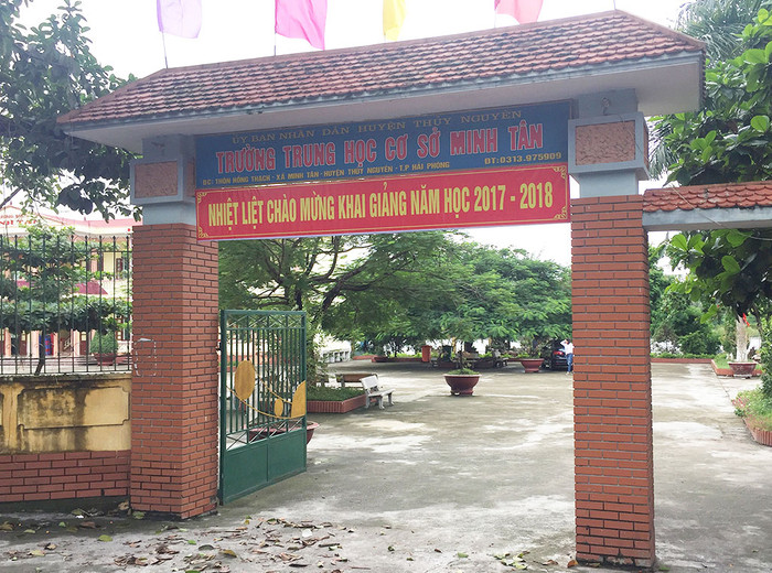 Trường Trung học cơ sở Minh Tân, nơi xảy ra vụ lạm thu cả chục triệu đồng trên mỗi học sinh khiến dư luận bức xúc. Ảnh: Tiến Thắng / Báo Tuổi Trẻ. Trường Trung học cơ sở Minh Tân, nơi xảy ra vụ lạm thu cả chục triệu đồng trên mỗi học sinh khiến dư luận bức xúc. Ảnh: Tiến Thắng / Báo Tuổi Trẻ.