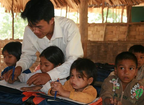 Mong muốn chung của các thày cô giáo là được hưởng chế độ đãi ngộ xứng đáng, bỏ bớt các cuộc thi vô bổ để tập trung vào nhiệm vụ và thiên chức của người thầy. Ảnh minh họa: tuyengiao.vn. Mong muốn chung của các thày cô giáo là được hưởng chế độ đãi ngộ xứng đáng, bỏ bớt các cuộc thi vô bổ để tập trung vào nhiệm vụ và thiên chức của người thầy. Ảnh minh họa: tuyengiao.vn.