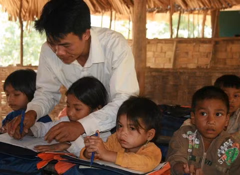 Mong muốn chung của các thày cô giáo là được hưởng chế độ đãi ngộ xứng đáng, bỏ bớt các cuộc thi vô bổ để tập trung vào nhiệm vụ và thiên chức của người thầy. Ảnh minh họa: tuyengiao.vn. Mong muốn chung của các thày cô giáo là được hưởng chế độ đãi ngộ xứng đáng, bỏ bớt các cuộc thi vô bổ để tập trung vào nhiệm vụ và thiên chức của người thầy. Ảnh minh họa: tuyengiao.vn.