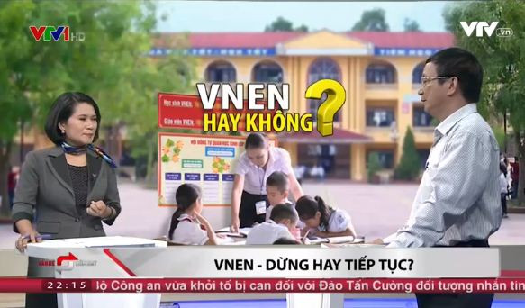 Người dẫn chương trình Vấn đề hôm nay, Ban thời sự VTV và nhà giáo Lê Tiến Thành trao đổi về VNEN hôm 30/8, ảnh chụp màn hình. Nguồn: VTV.vn. Người dẫn chương trình Vấn đề hôm nay, Ban thời sự VTV và nhà giáo Lê Tiến Thành trao đổi về VNEN hôm 30/8, ảnh chụp màn hình. Nguồn: VTV.vn.