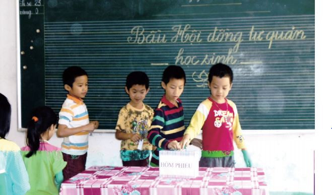 Học sinh VNEN bầu Hội đồng tự quản và các chức danh chủ tịch, phó chủ tịch, các trưởng ban. Ảnh minh họa, nguồn: Tổ chức lớp học theo mô hình trường học mới VNEN, Nhà xuất bản Giáo dục Việt Nam, 2013.