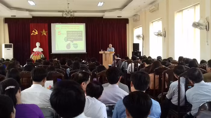 Tiến sĩ Nguyễn Vinh Hiển, nguyên Thứ trưởng Bộ Giáo dục và Đào tạo phát biểu tại Hội thảo Trường học mới Việt Nam với tỉnh Thái Bình ngày 24/3/2017. Thày Hiển được Thủ tướng Chính phủ ký quyết định nghỉ hưu theo chế độ từ ngày 30/6/2016. Nguồn ảnh: Cổng thông tin Sở Giáo dục và Đào tạo Thái Bình.