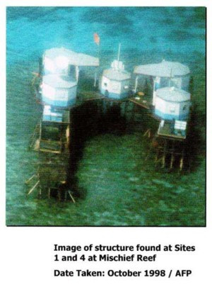 Nhà nổi hình bát giác Trung Quốc xây dựng trái phép tại Đá Vành Khăn năm 1998 với cớ "lấy chỗ cho ngư dân tránh bão"
