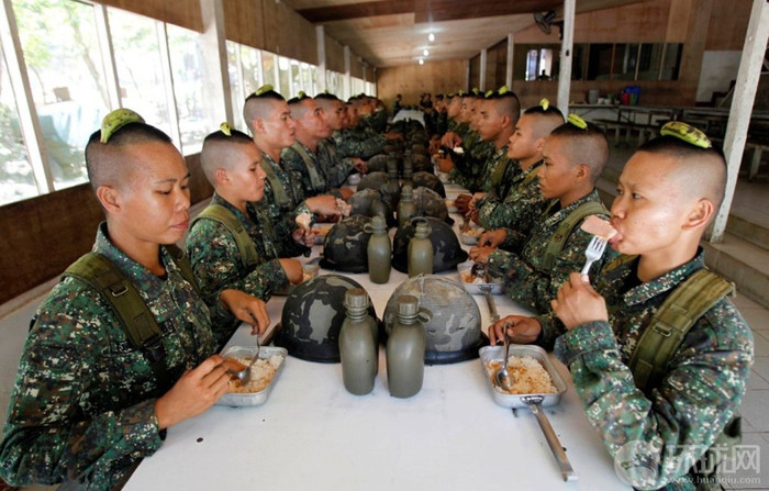 Nữ binh Thủy quân lục chiến Philippines, cắt đầu đinh, đầu đội chuối khi ăn trưa Nữ binh Thủy quân lục chiến Philippines, cắt đầu đinh, đầu đội chuối khi ăn trưa