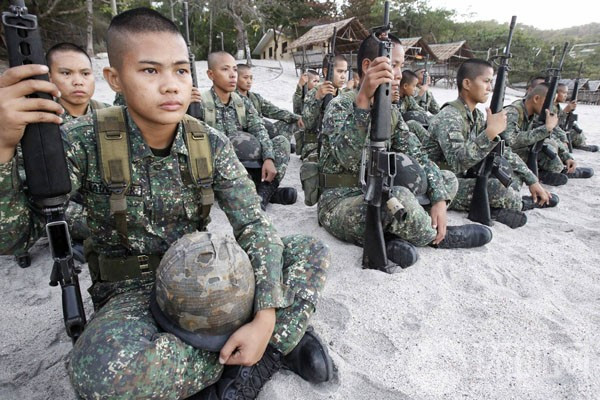 Nữ binh Thủy quân lục chiến tất cả đều phải cắt đầu đinh Nữ binh Thủy quân lục chiến tất cả đều phải cắt đầu đinh