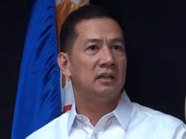 Raul Hernandez, người phát ngôn Bộ Ngoại giao Philippines Raul Hernandez, người phát ngôn Bộ Ngoại giao Philippines