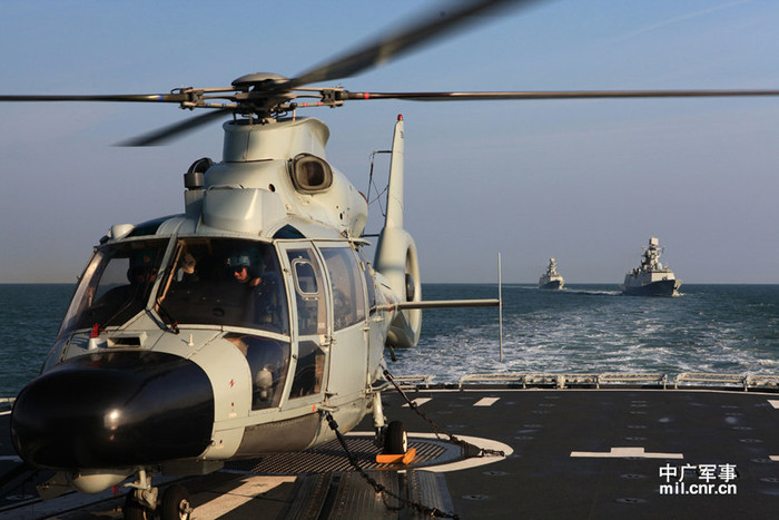 Trực thăng vũ trang trên chiến hạm Trung Quốc cơ động qua eo biển Miyako Kaikyo Trực thăng vũ trang trên chiến hạm Trung Quốc cơ động qua eo biển Miyako Kaikyo
