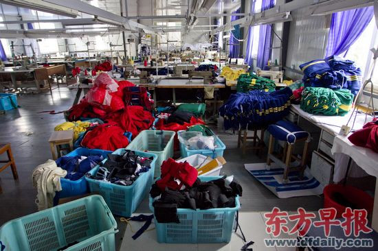 Những bộ đồng phục mùa đông cho học sinh có chất độc gây ung thư tại xưởng may Âu Hà trước khi bị niêm phong