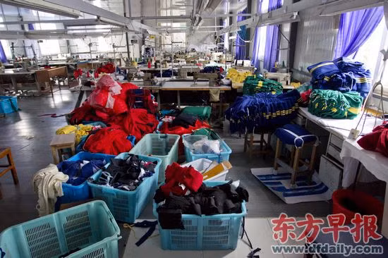 Những bộ đồng phục mùa đông cho học sinh có chất độc gây ung thư tại xưởng may Âu Hà trước khi bị niêm phong