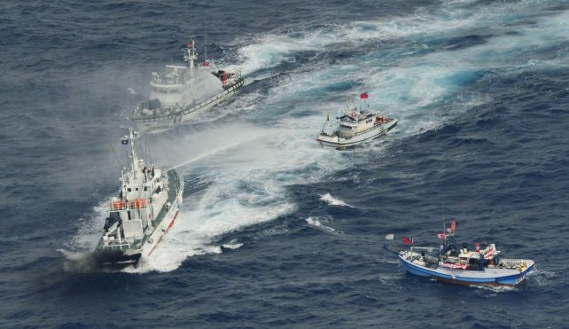 Trung Quốc sẽ bắt chước các biện pháp kiểm soát khu vực Senkaku của Nhật Bản ngoài Biển Hoa Đông. Tàu Cảnh sát biển Nhật Bản phải dùng vòi rồng ngăn chặn tàu cá Đài Loan tìm cách đổ bộ lên đảo Senkaku Trung Quốc sẽ bắt chước các biện pháp kiểm soát khu vực Senkaku của Nhật Bản ngoài Biển Hoa Đông. Tàu Cảnh sát biển Nhật Bản phải dùng vòi rồng ngăn chặn tàu cá Đài Loan tìm cách đổ bộ lên đảo Senkaku
