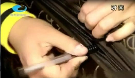 Các loại vali, túi xách hành lý đều có thể dễ dàng mở khóa chỉ bằng một chiếc bút bi Các loại vali, túi xách hành lý đều có thể dễ dàng mở khóa chỉ bằng một chiếc bút bi