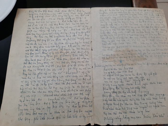 Những bức thư được thầy giáo Nguyễn Văn Hướng gửi về từ chiến trường. Ảnh: Gia đình cung cấp