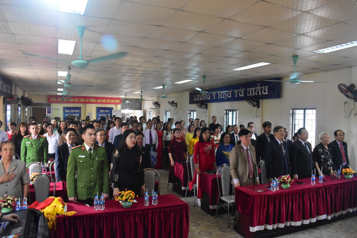 Các đại biểu tham dự làm lễ chào cờ. Ảnh: Đinh Hùng Các đại biểu tham dự làm lễ chào cờ. Ảnh: Đinh Hùng