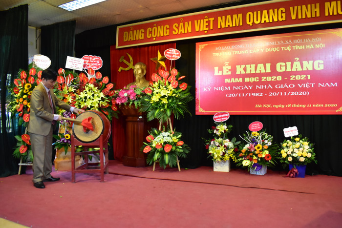 Phó Giáo sư, Tiến sĩ Phan Anh Tuấn, Hiệu trưởng nhà trường đánh trống khai giảng năm học mới. Ảnh: Đình Hùng Phó Giáo sư, Tiến sĩ Phan Anh Tuấn, Hiệu trưởng nhà trường đánh trống khai giảng năm học mới. Ảnh: Đình Hùng