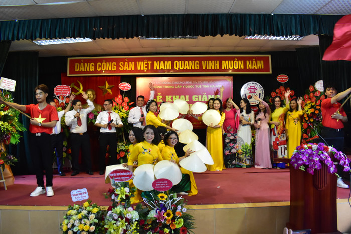 Tiết mục văn nghệ chào mừng buổi lễ. Tiết mục văn nghệ chào mừng buổi lễ.