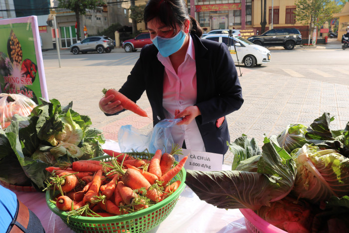 Các gian hàng được người dân ủng hộ.