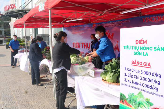 Người dân biết thông tin và ý nghĩa hoạt động tiêu thu nông sản đã đến mua rất đông.