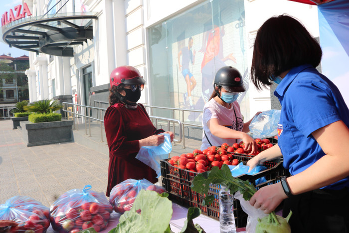 Các bạn đoàn viên thanh niên trực tiếp đứng bán nông sản.