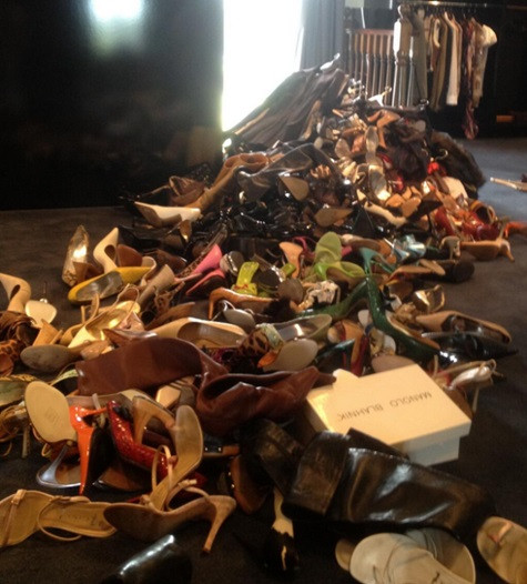 Đống giày dép hàng hiệu được đem bán vào ngày 22/11 Đống giày dép hàng hiệu được đem bán vào ngày 22/11