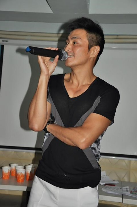 Anh từng là ca sỹ nghiệp dư ở Hồng Kông