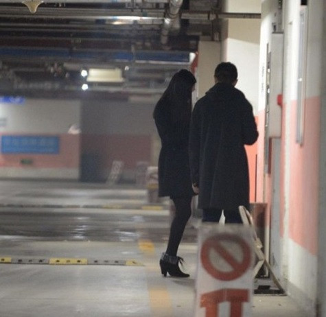 Hình ảnh Lý Á Bằng và tình mới trong hầm để xe khách sạn