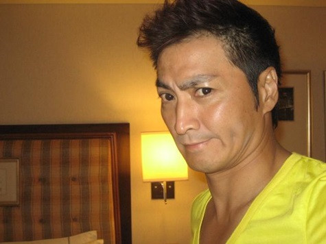 Hà Gia Kính trẻ trung ngoài đừoi