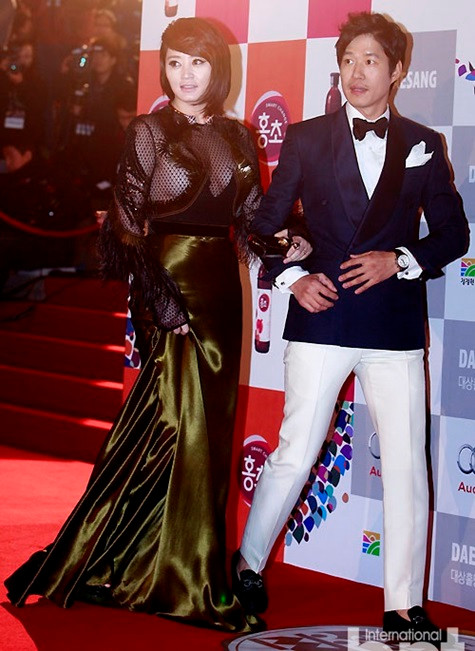 Nữ diễn viên gạo cội Kim Hye Soo diện váy táo bạo khoe vòng 1 Nữ diễn viên gạo cội Kim Hye Soo diện váy táo bạo khoe vòng 1