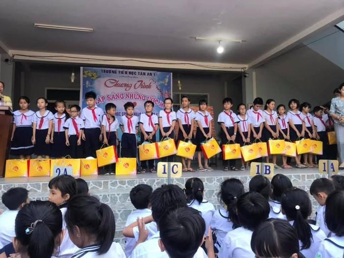 Giáo viên trường chúng tôi luôn chăm lo cho học sinh nghèo, học sinh có hoàn cảnh khó khăn (Ảnh: Phan Tuyết) Giáo viên trường chúng tôi luôn chăm lo cho học sinh nghèo, học sinh có hoàn cảnh khó khăn (Ảnh: Phan Tuyết)