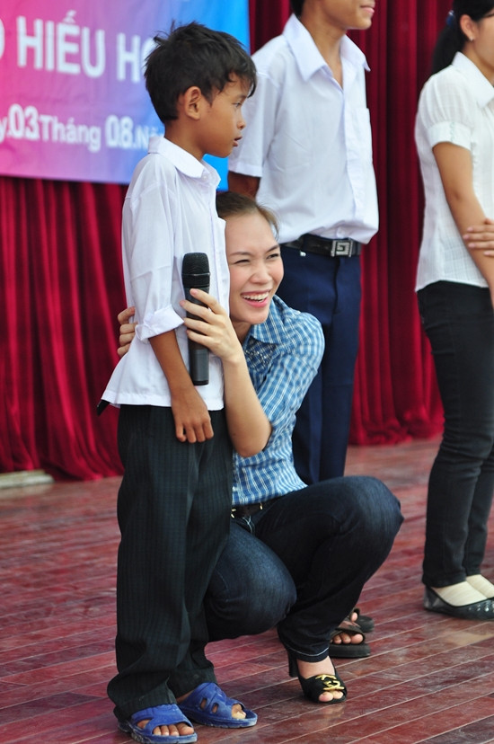 Ngày 4/4 sắp tới, Mỹ Tâm sẽ kỷ niệm 4 năm thành lập quỹ từ thiện mang tên MT Foundation của mình. Nhân dịp này, Mỹ Tâm sẽ đến Vĩnh Long, trao 400 phần quà cho các hoàn cảnh khó khăn. Sau đó cô sẽ thay mặt quỹ MT Foundation trao tặng 10 căn nhà tình thương tại tỉnh Tiền Giang và An Giang. Bức ảnh cho thấy: Khoảng cách giữa một ngôi sao hàng đầu và em học sinh nghèo khó đã không còn nữa, bằng cái ôm chầm xuất phát từ một tấm lòng… Ngày 4/4 sắp tới, Mỹ Tâm sẽ kỷ niệm 4 năm thành lập quỹ từ thiện mang tên MT Foundation của mình. Nhân dịp này, Mỹ Tâm sẽ đến Vĩnh Long, trao 400 phần quà cho các hoàn cảnh khó khăn. Sau đó cô sẽ thay mặt quỹ MT Foundation trao tặng 10 căn nhà tình thương tại tỉnh Tiền Giang và An Giang. Bức ảnh cho thấy: Khoảng cách giữa một ngôi sao hàng đầu và em học sinh nghèo khó đã không còn nữa, bằng cái ôm chầm xuất phát từ một tấm lòng…