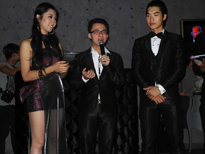 Á vương cũng không quên nói lời cám ơn Hà Quốc Đại (giữa), người quản lý tận tuỵ, cùng bố mẹ, luôn song hành trong bước đường nghệ thuật của mình. Á vương cũng không quên nói lời cám ơn Hà Quốc Đại (giữa), người quản lý tận tuỵ, cùng bố mẹ, luôn song hành trong bước đường nghệ thuật của mình.