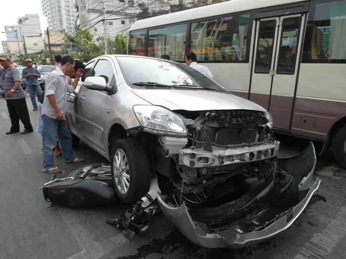 Chiếc xe điên nuốt chửng chiếc xe máy dream Chiếc xe điên nuốt chửng chiếc xe máy dream