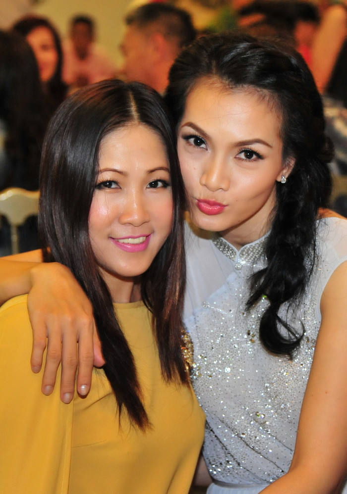 Cách tạo dáng tinh nghịch của Anh Thư bên chuyên viên trang điểm Hạ My.