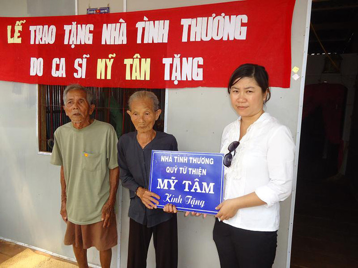 Hai cụ già neo đơn này đã có chỗ tá túc trong những ngày còn lại của cuộc đời rồi. Hai cụ già neo đơn này đã có chỗ tá túc trong những ngày còn lại của cuộc đời rồi.