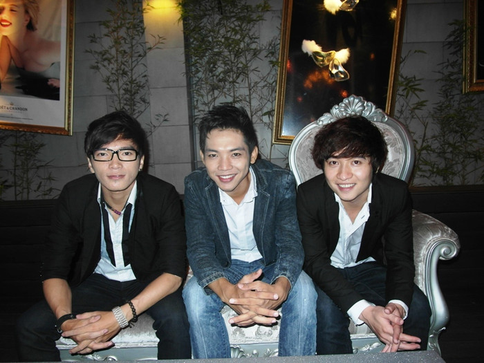 Nhóm Ít’s time của chàng ca sĩ với tài “giả giọng 12 ca sĩ” Mai Quốc Việt (giữa). Nhóm Ít’s time của chàng ca sĩ với tài “giả giọng 12 ca sĩ” Mai Quốc Việt (giữa).