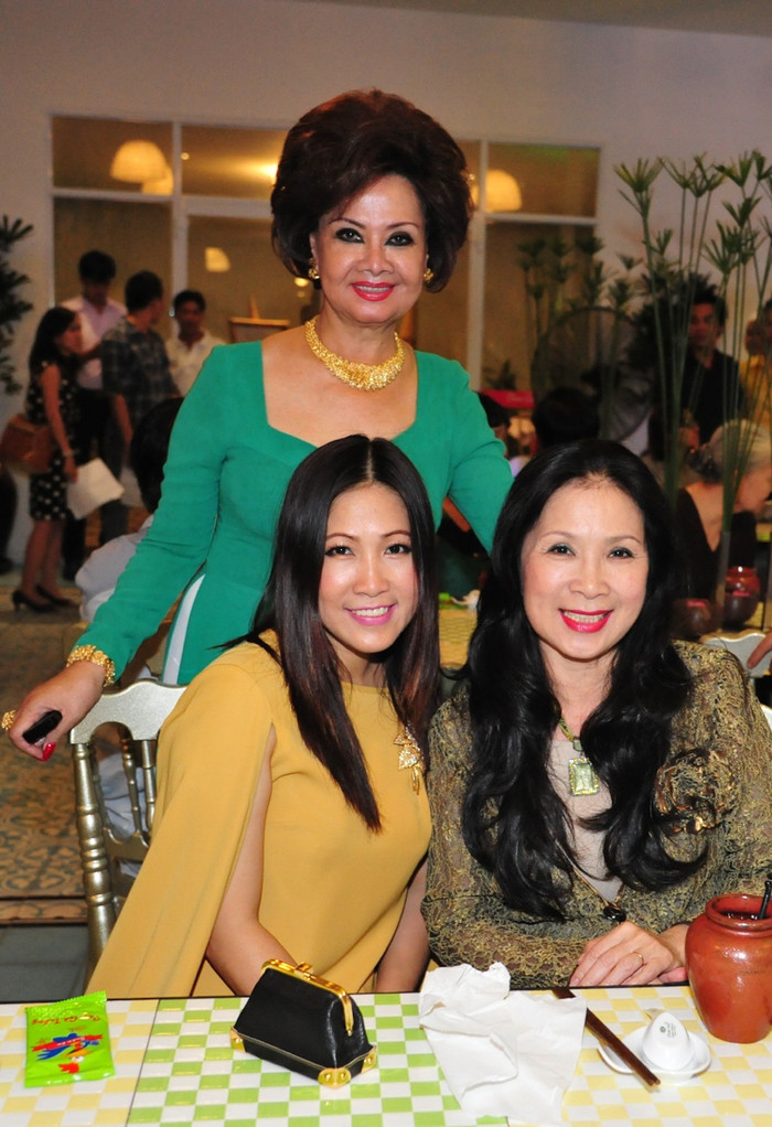 Chuyên viên trang điểm Hạ My và NSƯT Kim Xuân cũng có mặt trong ngày ông Yan trở lại Việt Nam (hàng ngồi).