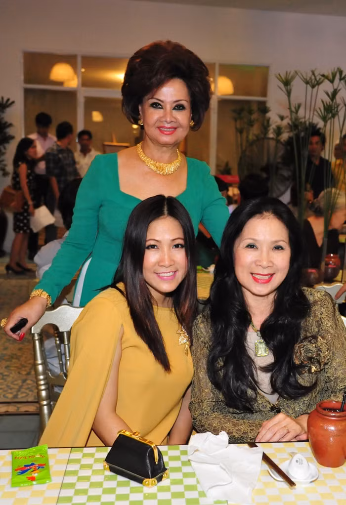 Chuyên viên trang điểm Hạ My và NSƯT Kim Xuân cũng có mặt trong ngày ông Yan trở lại Việt Nam (hàng ngồi).