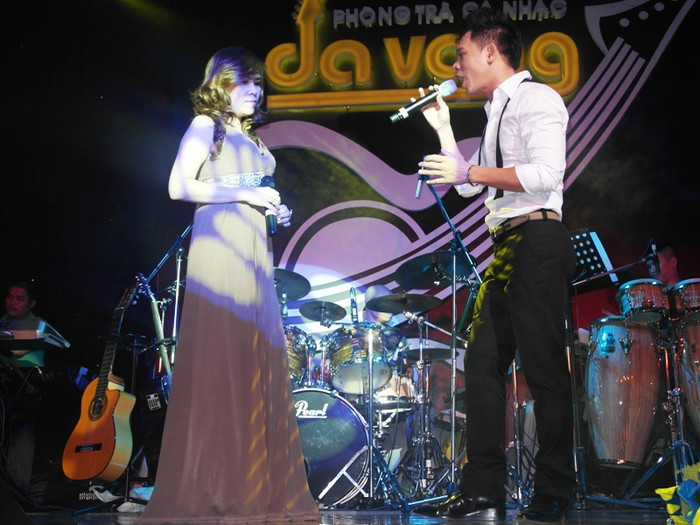 Khán giả trẻ, lẫn lớn tuổi đang ngồi chật kín phòng trà vỗ tay vang dội cho sự kết hợp của Cam Thơ – Đăng Minh trong liên khúc của nhạc sĩ Trần Quảng Nam mang tên “Mười năm tình cũ – Bao nhiêu năm gặp lại”. Khán giả trẻ, lẫn lớn tuổi đang ngồi chật kín phòng trà vỗ tay vang dội cho sự kết hợp của Cam Thơ – Đăng Minh trong liên khúc của nhạc sĩ Trần Quảng Nam mang tên “Mười năm tình cũ – Bao nhiêu năm gặp lại”.