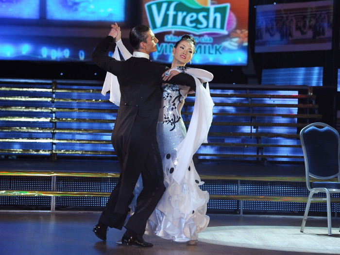 Trong điệu valse nhẹ nhàng của ca khúc See the day, Anh Thư và Teodor Zlatarev hoà hợp trong bước chân uyển chuyển….